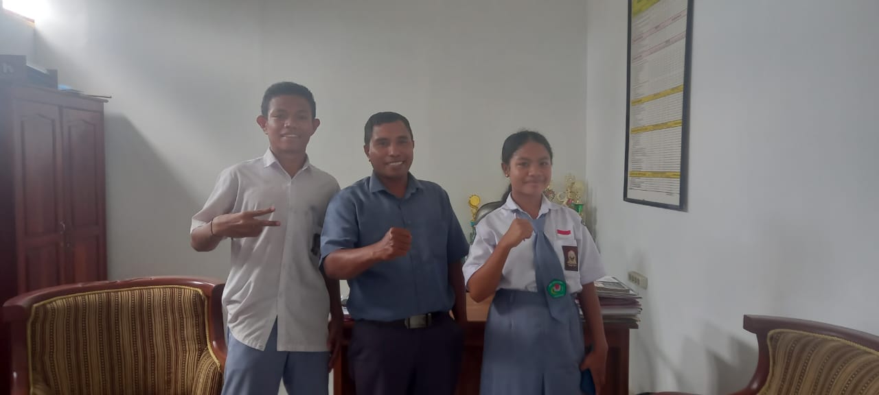 2 Siswa SMK Sura Dewa Flores Timur yang akan mengikuti Pelatihan Menulis bersama DBI