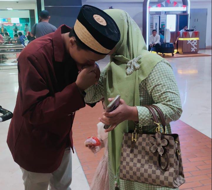 Naufal ketika minta restu dan doa untuk berangkat ke Gorontalo