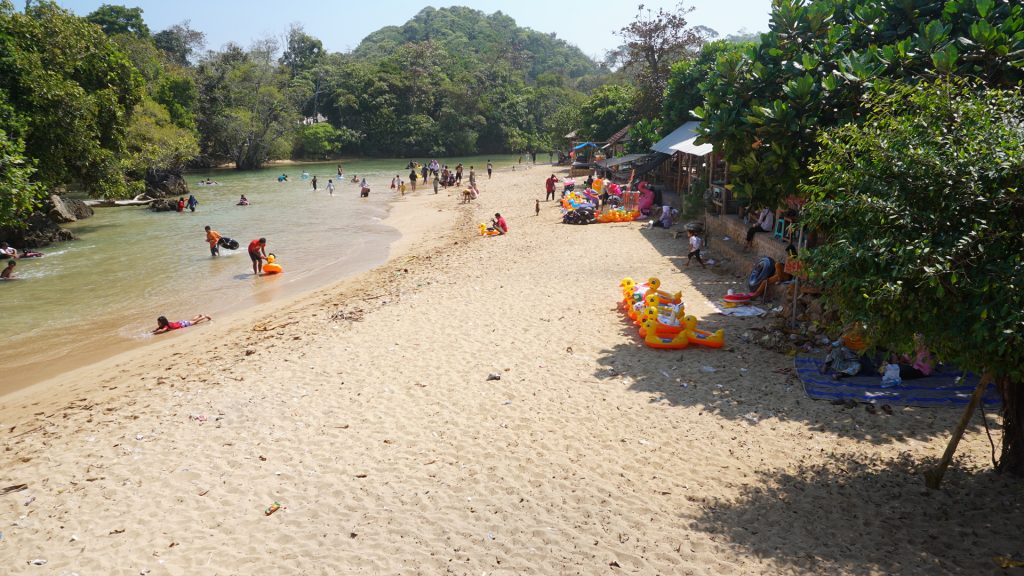 Teluk di pantai Balekambang_ Annisa F