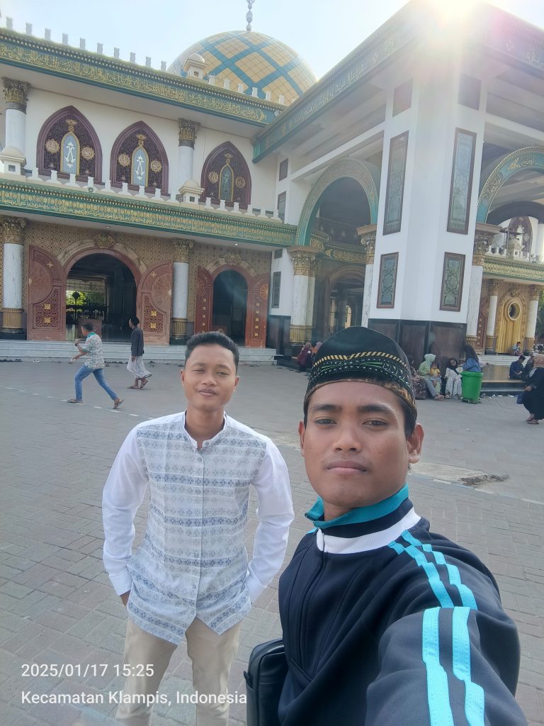 Naufal dan Fauzi di Masjid Syech Khalil Bangkalan
