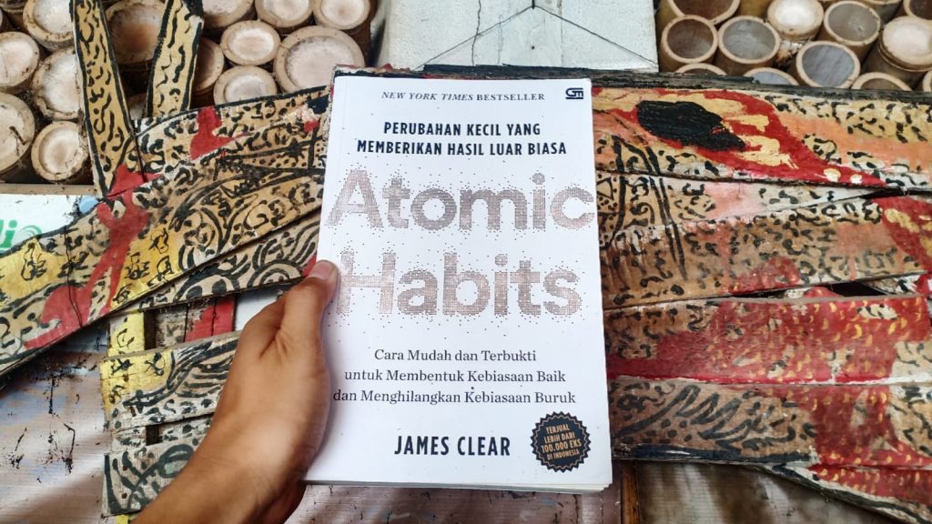 Santri meresensi Atomic Habits