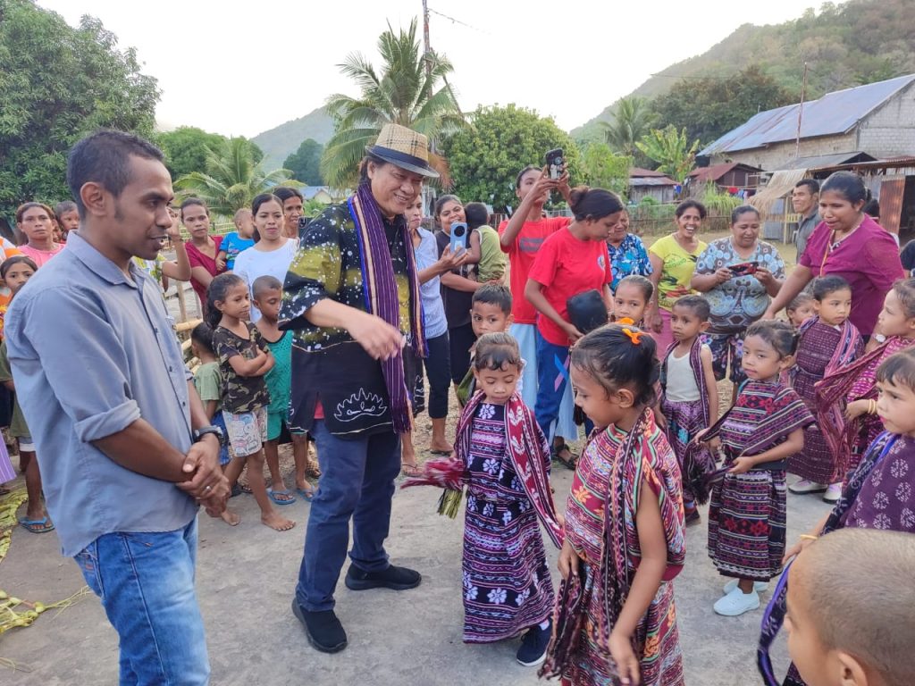 Titik ketiga disambut tarian