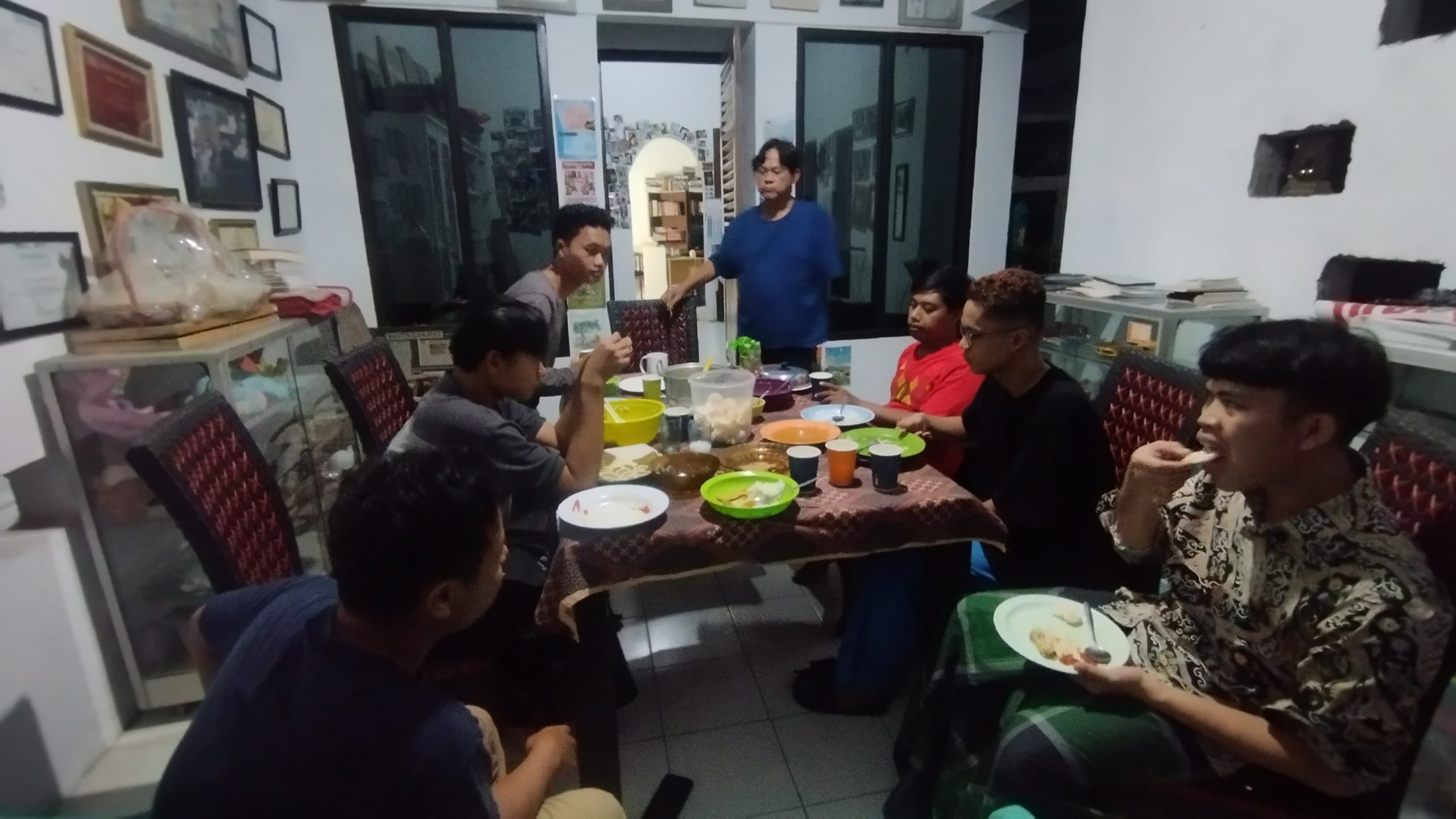Relawan Rumah Dunia di Meja Makan_Naufal